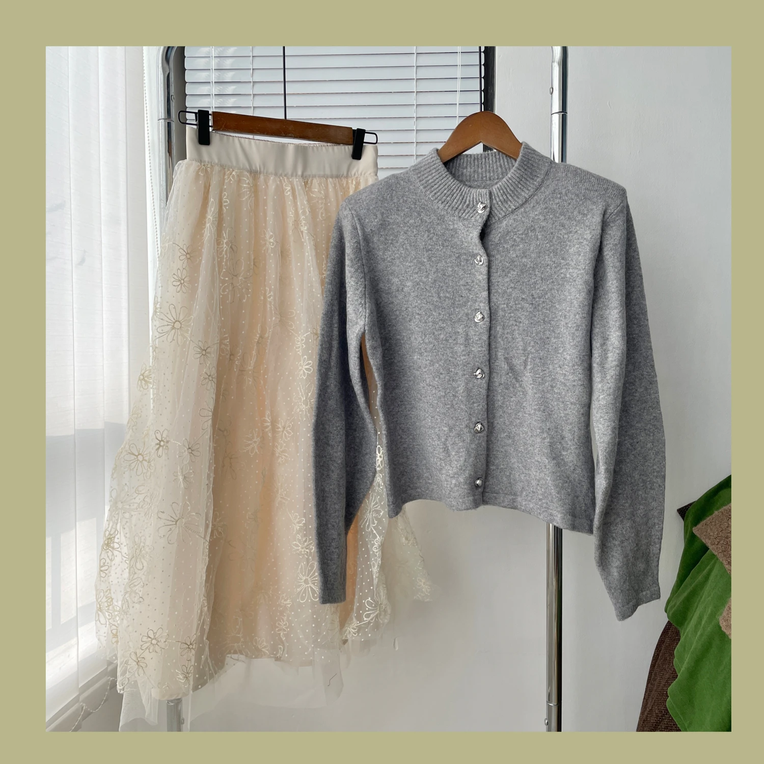 ay Sweater And Yellow Gauze Skirt Set Women's Loose Fit Long Sve round Ne Button up Pure Color Commute Sle Spring Ou...
ay Sweater And Yellow Gauze Skirt Set Women's Loose Fit Long Sve round Ne Button up Pure Color Commute Sle Spring Ou...