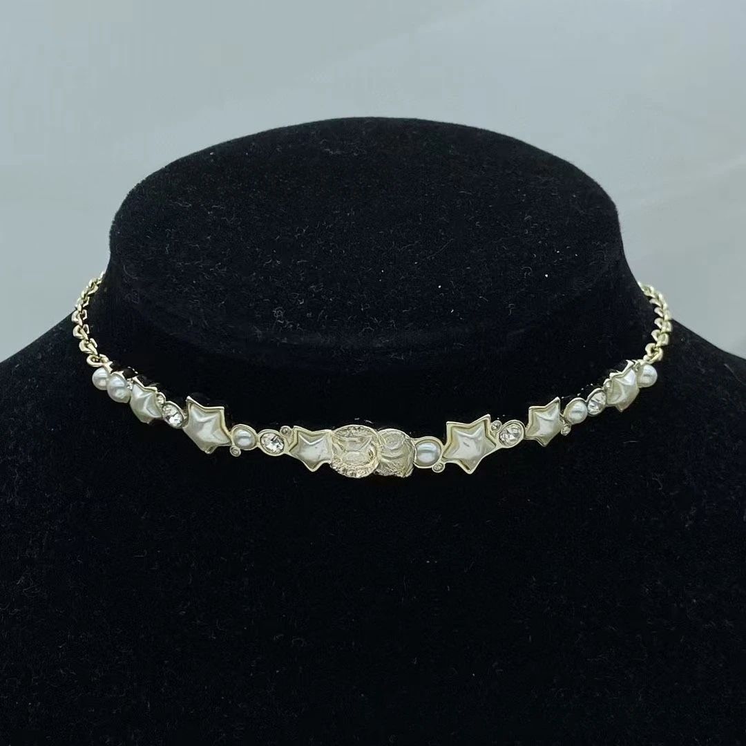 Универсальная модная металлическая цепочка на шею с буквами, модная классика 2025
Универсальная модная металлическая цепочка на шею с буквами, модная классика 2025