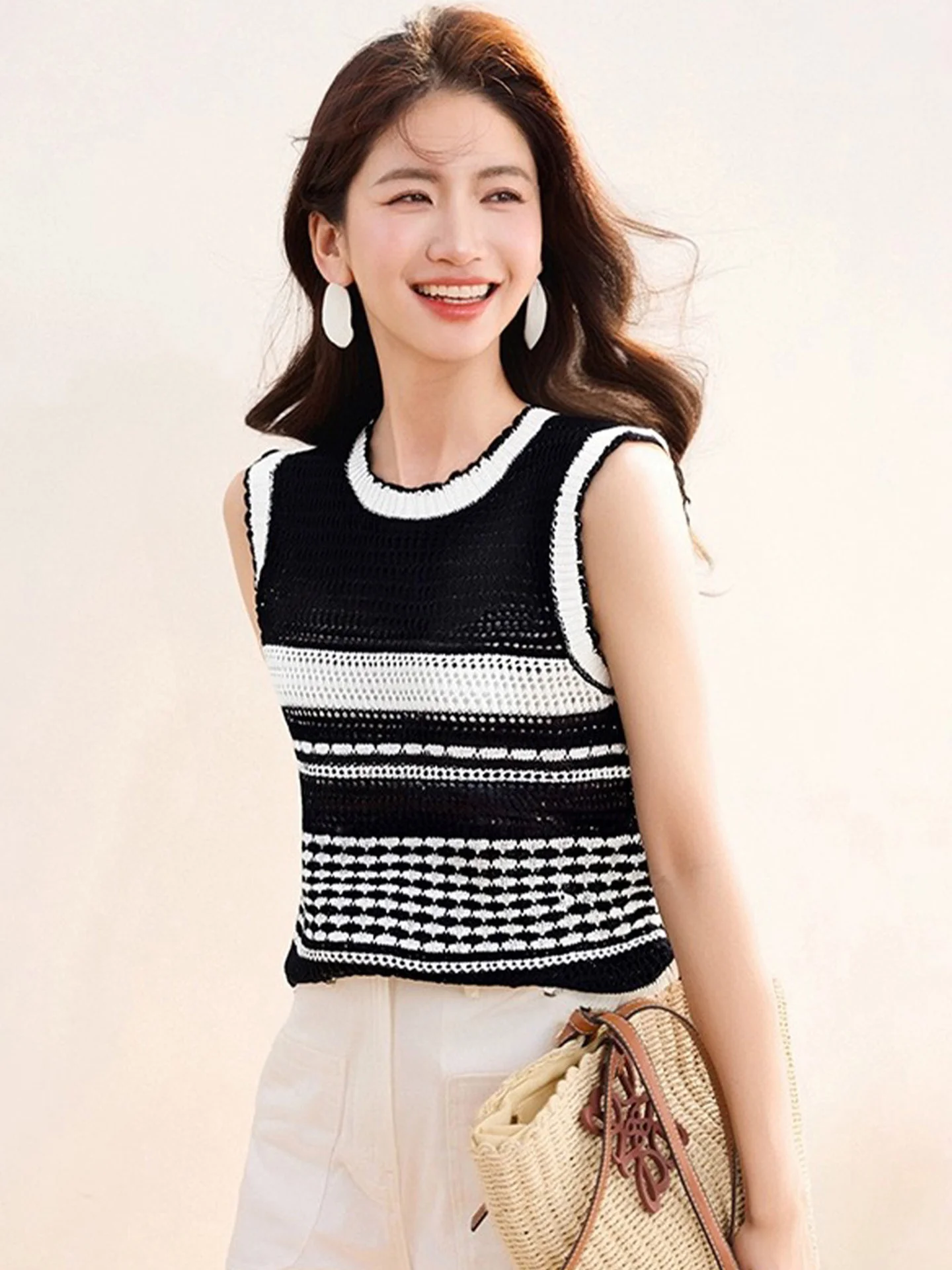 Женский шелковый топ Ele Spliced Hollow out Svel с вырезами, вязаный, в стиле колор-блок, летний, модный, от элитного бренда
Женский шелковый топ Ele Spliced Hollow out Svel с вырезами, вязаный, в стиле колор-блок, летний, модный, от элитного бренда