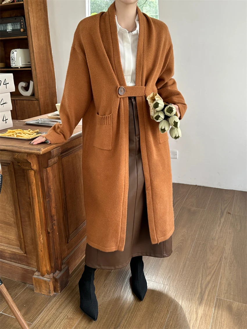 Минимально дизайнерский свитер на пуговицах для женщин ранней осени, новый вязаный кардиган длиной до колена средней длины
Минимально дизайнерский свитер на пуговицах для женщин ранней осени, новый вязаный кардиган длиной до колена средней длины