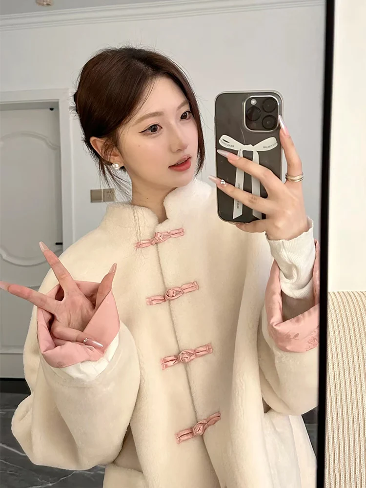 Новая китайская шуба из искусственного меха (имитация меха ягненка) для женщин, ретро, класса люкс, теплая, кожаная, на пуговицах, зимняя
Новая китайская шуба из искусственного меха (имитация меха ягненка) для женщин, ретро, класса люкс, теплая, кожаная, на пуговицах, зимняя