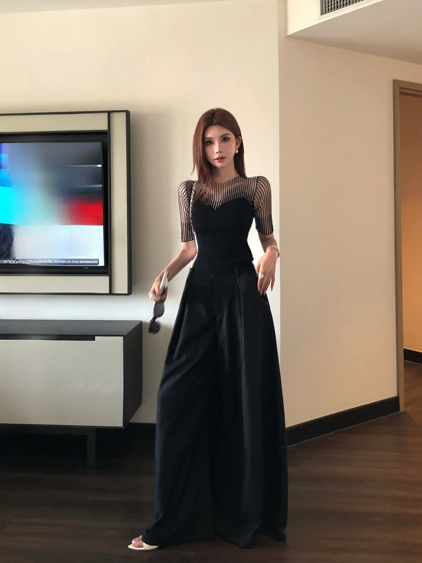 Modern Elegant Wide Leg Suit Pants for Women Casual Spring Summer American Style Drill Glitter Slimming High Waist Straight Leg
Modern Elegant Wide Leg Suit Pants for Women Casual Spring Summer American Style Drill Glitter Slimming High Waist Straight Leg