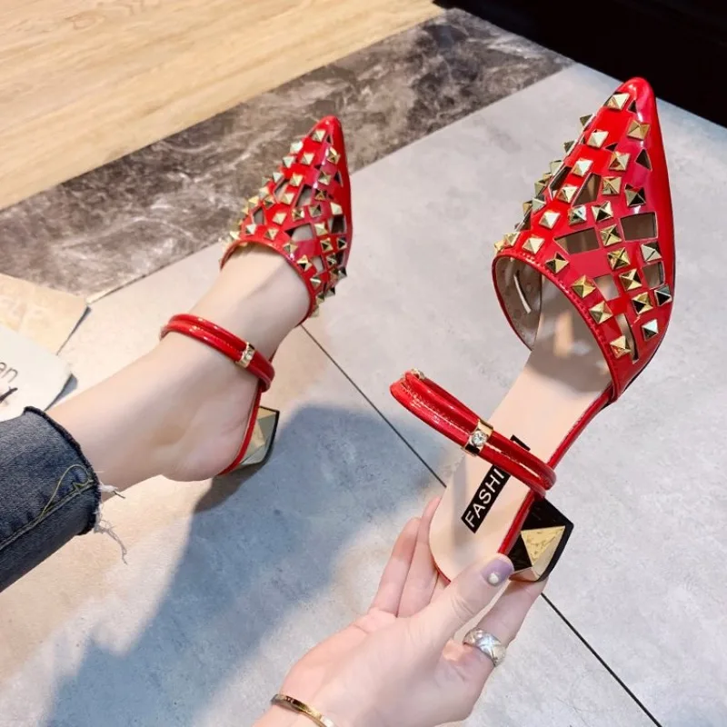 Новинка 2026: Стильные универсальные женские мюли-сандалии на среднем каблуке с закрытым носком, с заклепками и вырезами, для ношения двумя способами, летние тапочки
Новинка 2026: Стильные универсальные женские мюли-сандалии на среднем каблуке с закрытым носком, с заклепками и вырезами, для ношения двумя способами, летние тапочки