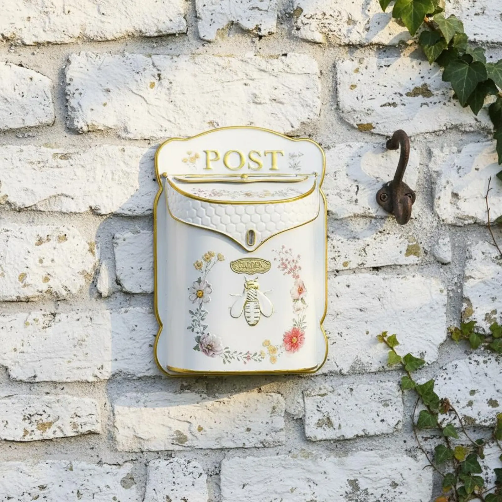 European Design Letterbox Distressed Finish Vintage Wall Mailbox Wall-Mounted Mailbox Weather-Resistant Rustic Letterbox
European Design Letterbox Distressed Finish Vintage Wall Mailbox Wall-Mounted Mailbox Weather-Resistant Rustic Letterbox
