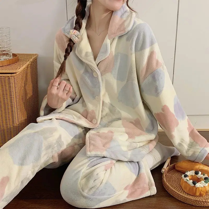 Женские пижамы из кораллового флиса, фланелевые согревающие пижамы, осенне-зимняя милая новая модель, утепленный костюм на флисовой подкладке, домашняя одежда
Женские пижамы из кораллового флиса, фланелевые согревающие пижамы, осенне-зимняя милая новая модель, утепленный костюм на флисовой подкладке, домашняя одежда
