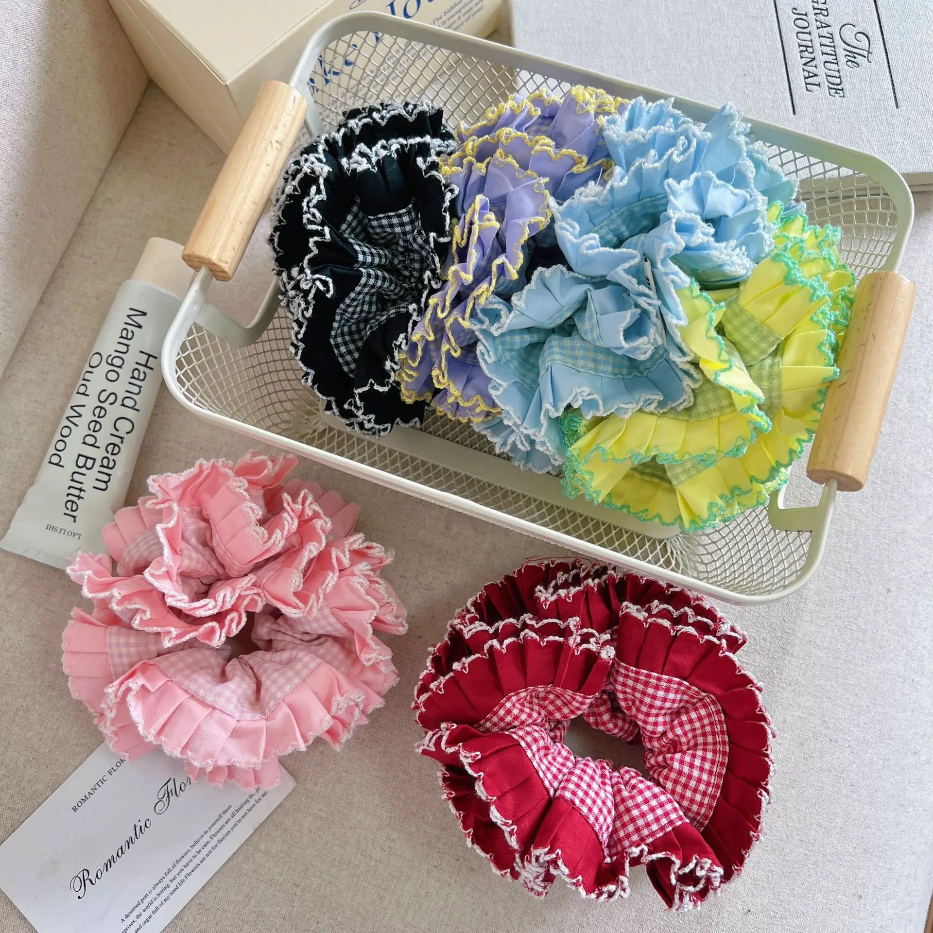 1pc Korean style colorful checkered lace fabric large intestine hair tie,sweet temperament versatile ponytail and bun headband
1pc Korean style colorful checkered lace fabric large intestine hair tie,sweet temperament versatile ponytail and bun headband