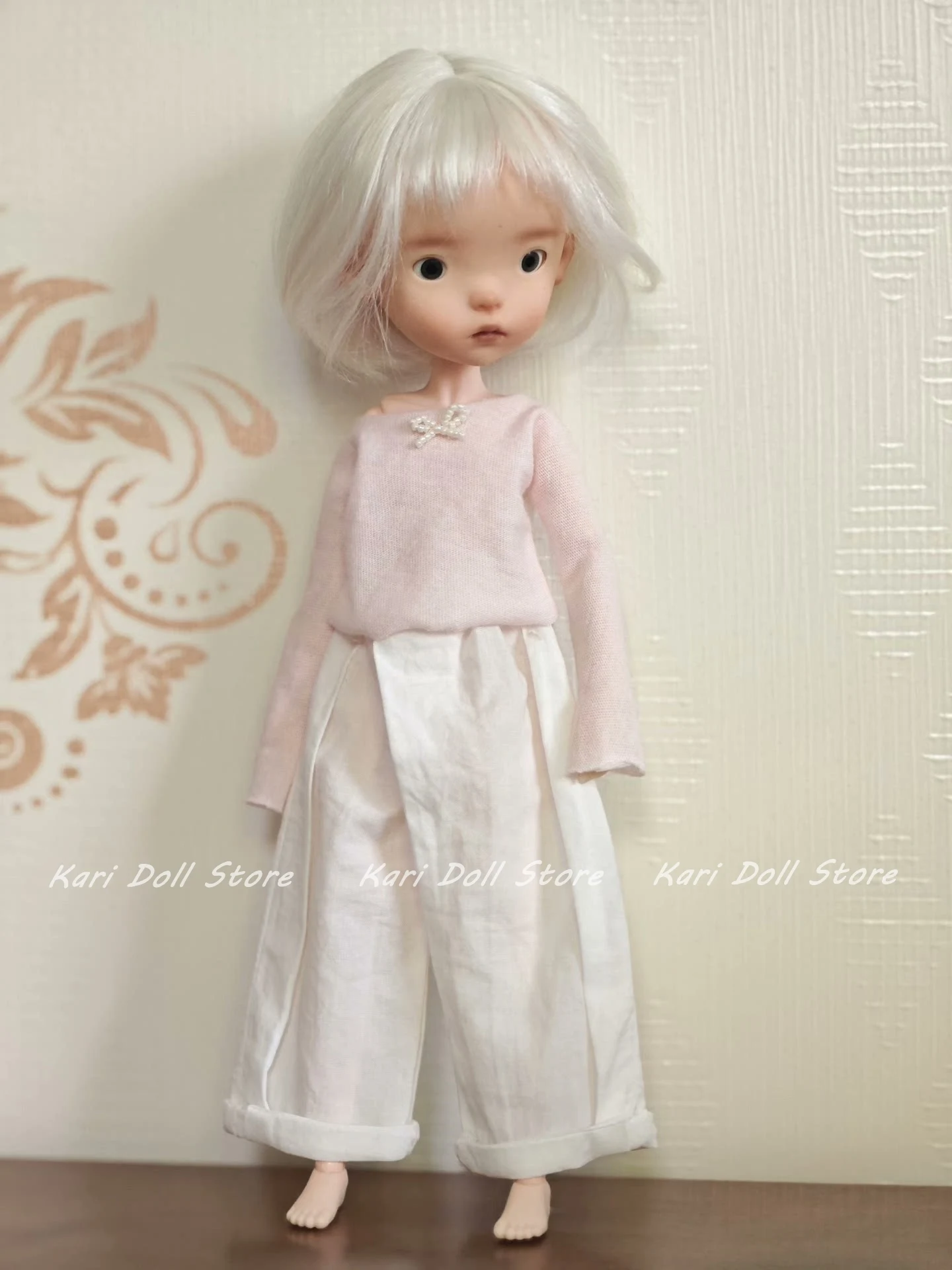 Kari Doll Одежда и юбки 2025 Розовый топ с вышивкой бисером и бантом, белые хлопковые брюки, костюм для куклы Landazz Landoudou
Kari Doll Одежда и юбки 2025 Розовый топ с вышивкой бисером и бантом, белые хлопковые брюки, костюм для куклы Landazz Landoudou