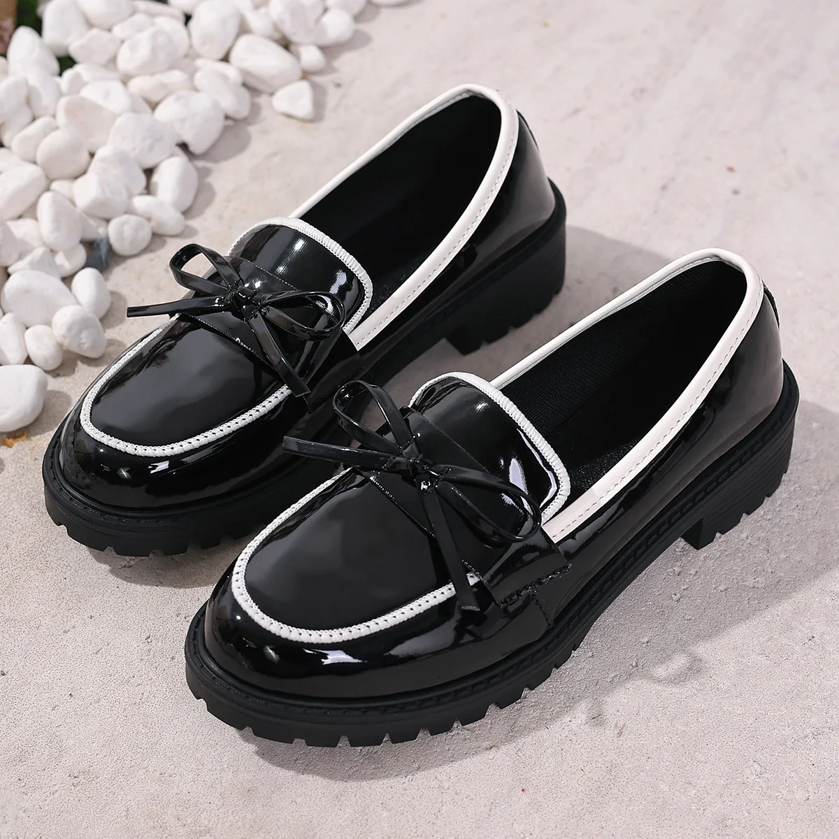 New fashionable, trendy, versatile, durable and lightweight British loafers, women's shiny low-heeled bow loafers
New fashionable, trendy, versatile, durable and lightweight British loafers, women's shiny low-heeled bow loafers