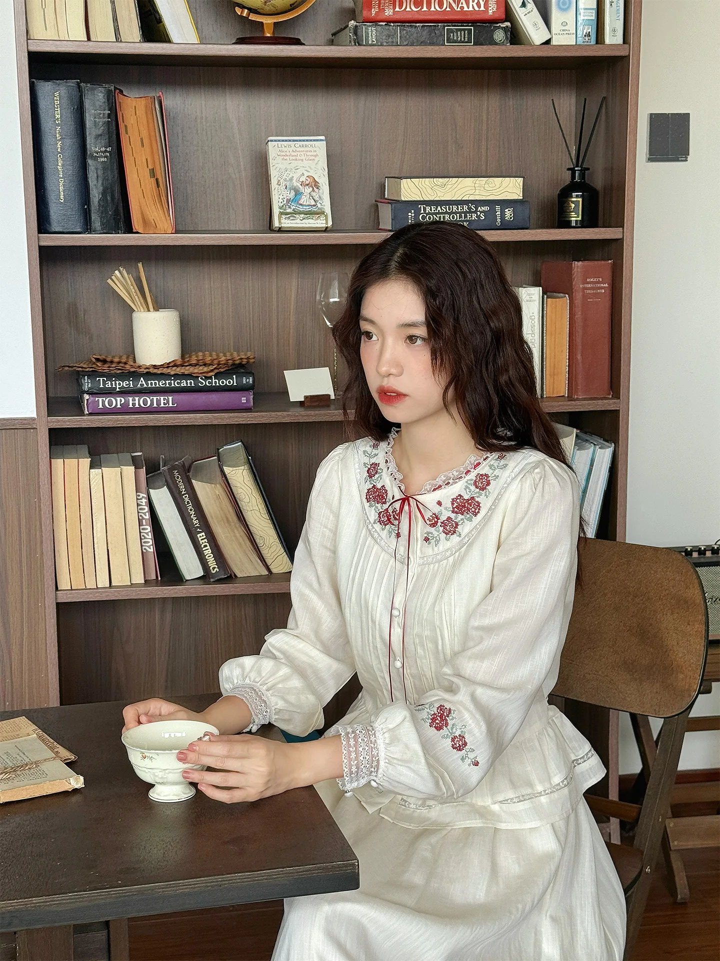 Classical Sle Long Sve Rose Embroidery irt Waist Cinched Pearl Set Scarlett Apricot Color Retro Artistic Women's irt
Classical Sle Long Sve Rose Embroidery irt Waist Cinched Pearl Set Scarlett Apricot Color Retro Artistic Women's irt