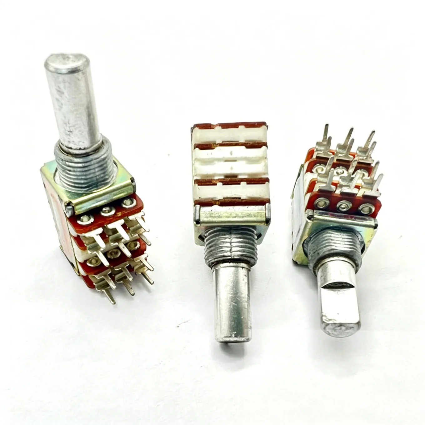 Original New 100% RK12 Quad Potentiometer B50K*4 Axis Length 17MM (SWITCH)
Original New 100% RK12 Quad Potentiometer B50K*4 Axis Length 17MM (SWITCH)