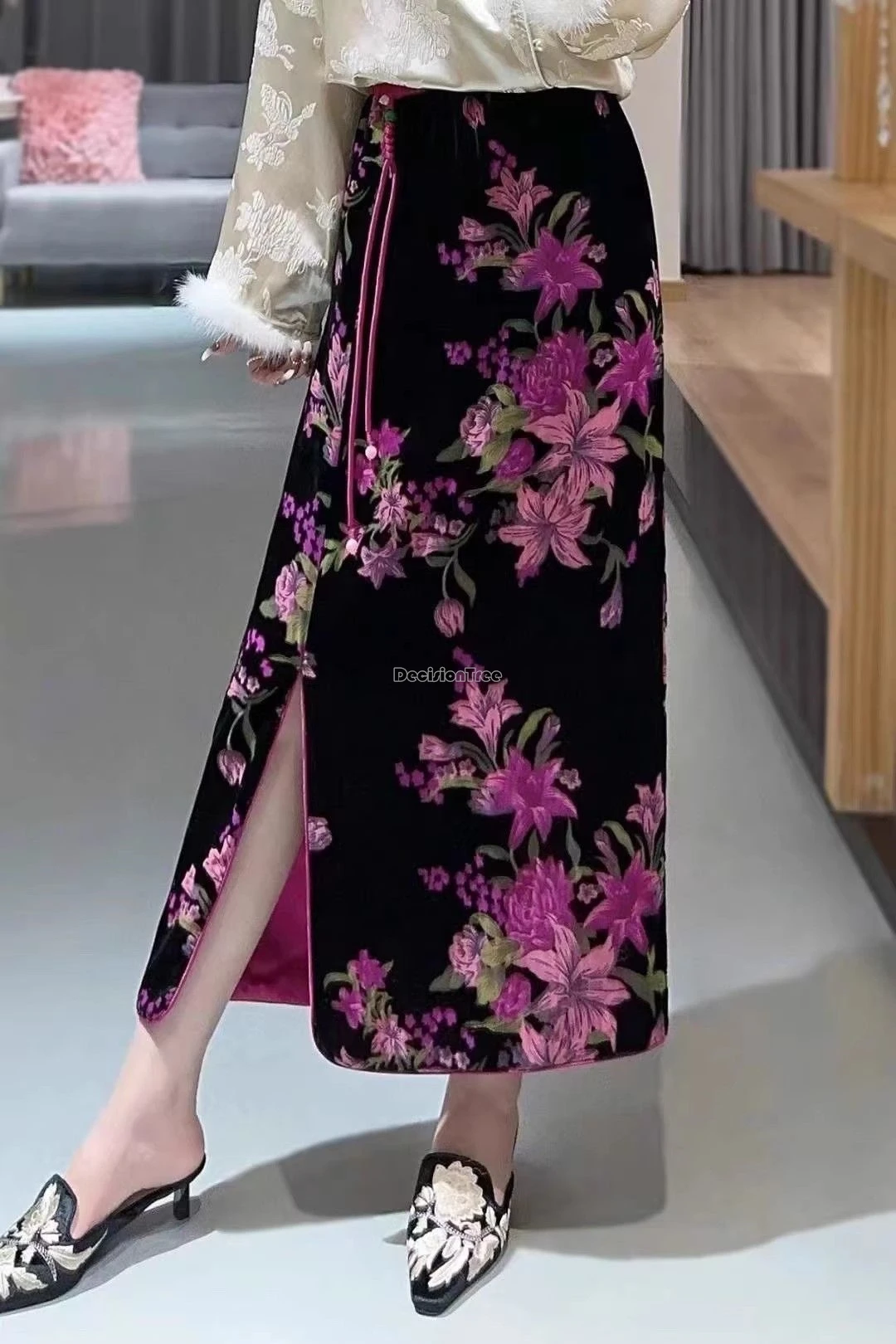 2025 new chinese elegant style velvet skirt women's mid-length national style flower printed a-line skirt slit wrap hip skirt
2025 new chinese elegant style velvet skirt women's mid-length national style flower printed a-line skirt slit wrap hip skirt