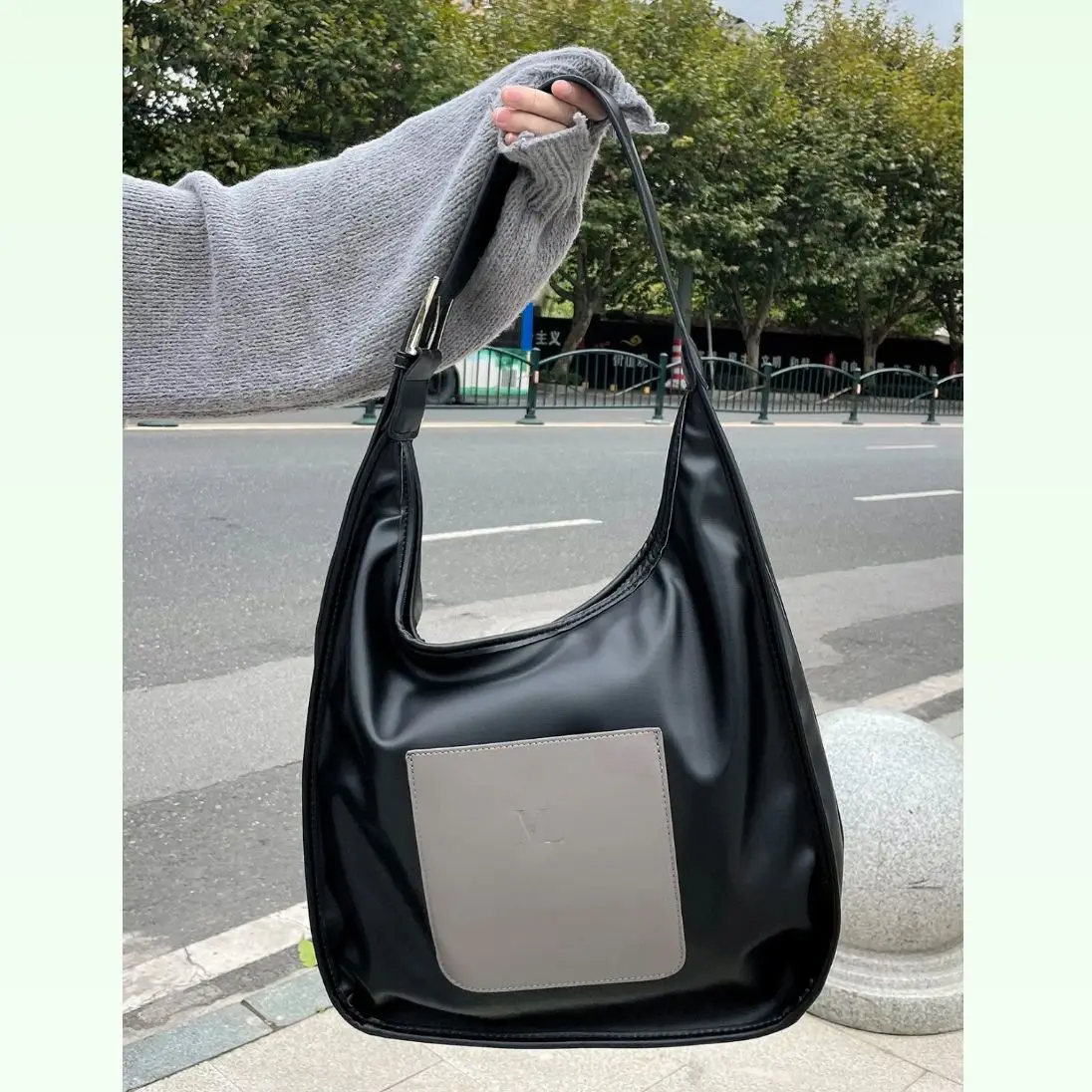 Tote Bag Women PU Luxury Simple High-Capacity Office Lady Casual Zipper SOFT Handbags Shoulder Bag Euro-America Style
Tote Bag Women PU Luxury Simple High-Capacity Office Lady Casual Zipper SOFT Handbags Shoulder Bag Euro-America Style