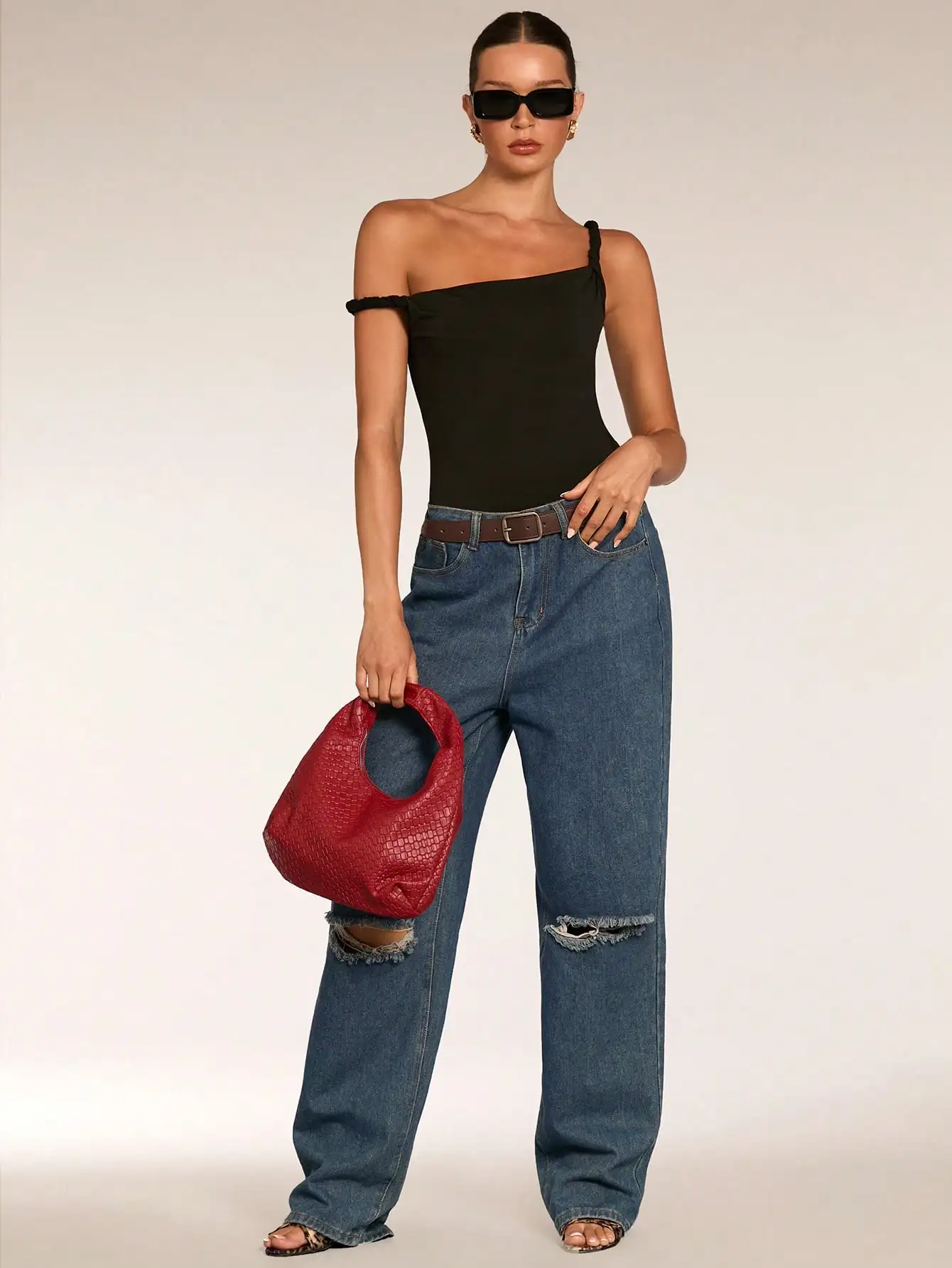 Женское черное асимметричное боди с открытыми плечами и эффектом перекрута - облегающий минималистичный топ без рукавов
Женское черное асимметричное боди с открытыми плечами и эффектом перекрута - облегающий минималистичный топ без рукавов