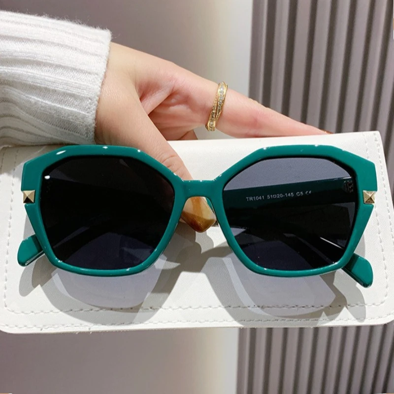 Fashion Polygonal Polarized Sunglasses Unisex Ultra-Light TR90 Frame Shades UV400 Outdoor Casual Street Style Sun Glasses
Fashion Polygonal Polarized Sunglasses Unisex Ultra-Light TR90 Frame Shades UV400 Outdoor Casual Street Style Sun Glasses