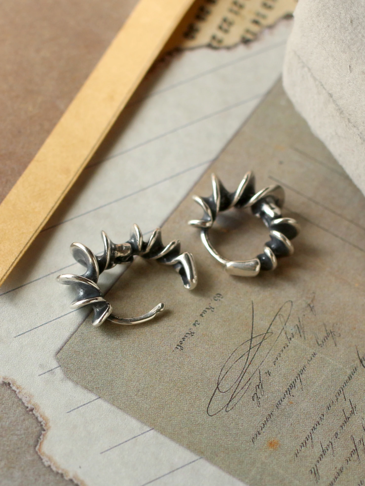 Original Design 925 Silver Needle Earrings Time And Space Ripple Women's Unique Design Sensation High-end Luxury Versatile Retro
Original Design 925 Silver Needle Earrings Time And Space Ripple Women's Unique Design Sensation High-end Luxury Versatile Retro