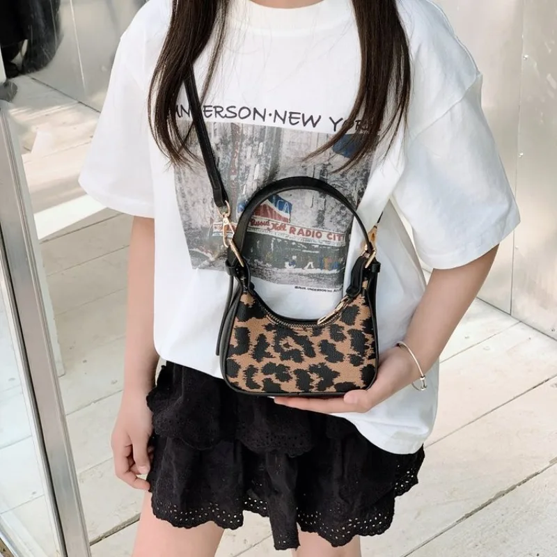 Elegant Urban Bag for Women Classic Elegant Silhouette Retro Vintage Color High End Leather Shoulder Bag
Elegant Urban Bag for Women Classic Elegant Silhouette Retro Vintage Color High End Leather Shoulder Bag