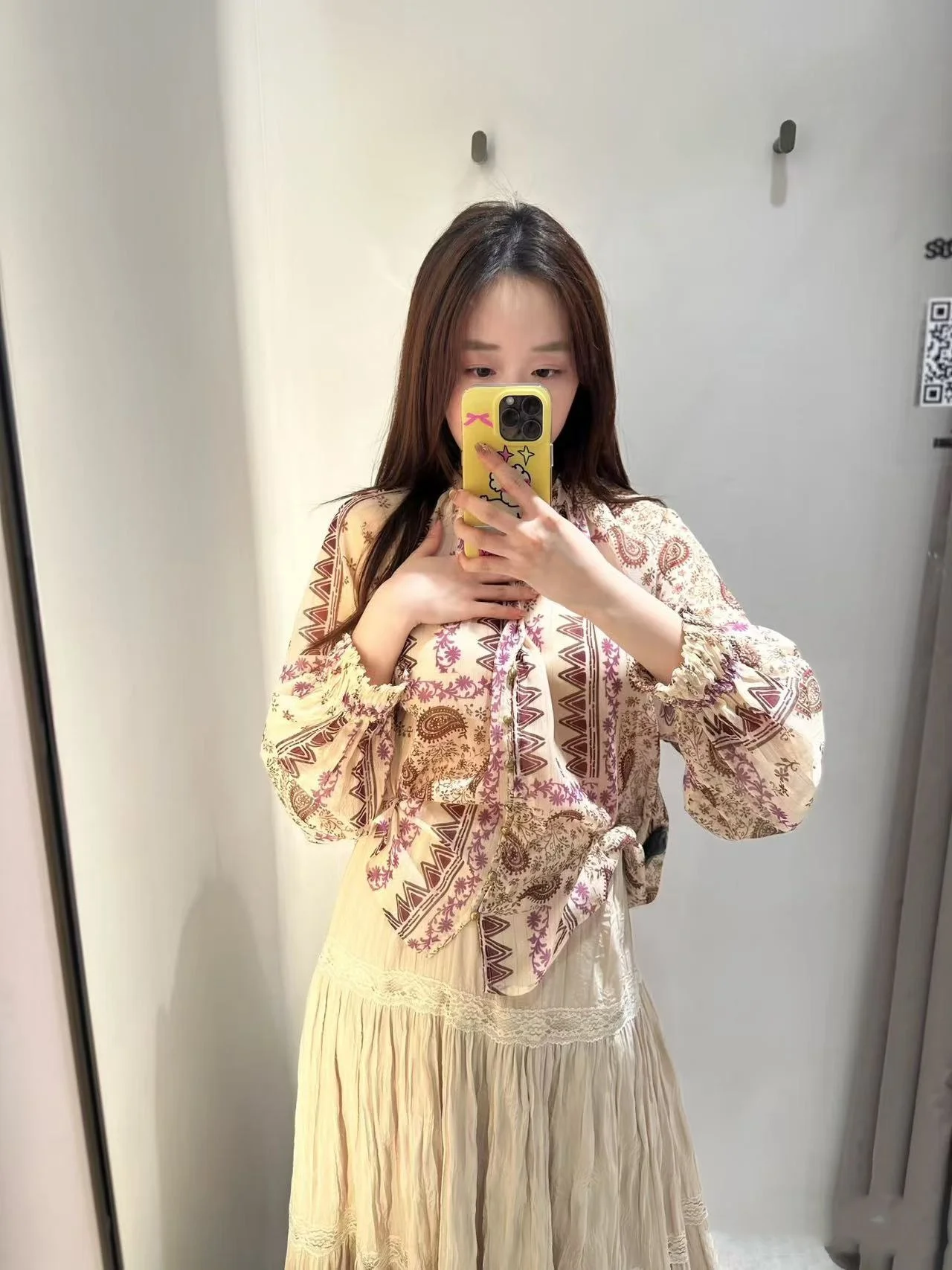 Spring 2025 New Women's Patchwork Print Semi-Transparent Vaion V-ne irt Loose Fit Long Sve Polyester Fiber round Co...
Spring 2025 New Women's Patchwork Print Semi-Transparent Vaion V-ne irt Loose Fit Long Sve Polyester Fiber round Co...