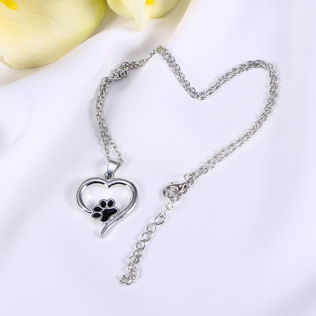 Pet Puppy Necklace Heart-Shaped Pendant Alloy Dog Paw Design Ideal for Costume Party Photo Taking Pet Jewelry Gift
Pet Puppy Necklace Heart-Shaped Pendant Alloy Dog Paw Design Ideal for Costume Party Photo Taking Pet Jewelry Gift