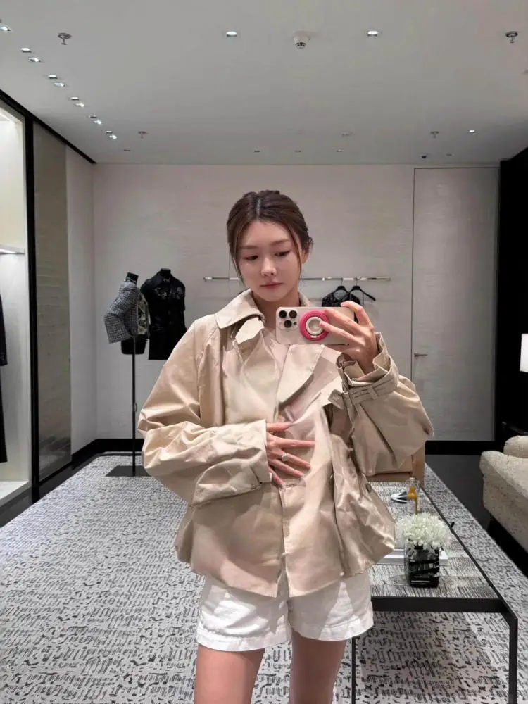 Stand Collar British Classic Design Double Row Feeling Stand Collar New Windbreaker Short Autumn Version Outer 2026 Early Spring
Stand Collar British Classic Design Double Row Feeling Stand Collar New Windbreaker Short Autumn Version Outer 2026 Early Spring