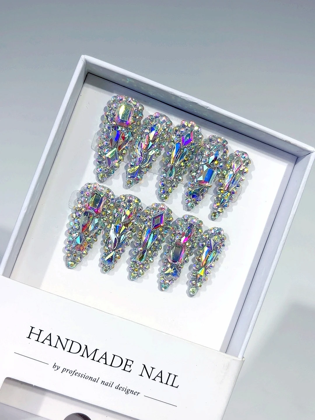 Высококачественный банкетный маникюр средней длины с бриллиантами (M059)
Высококачественный банкетный маникюр средней длины с бриллиантами (M059)