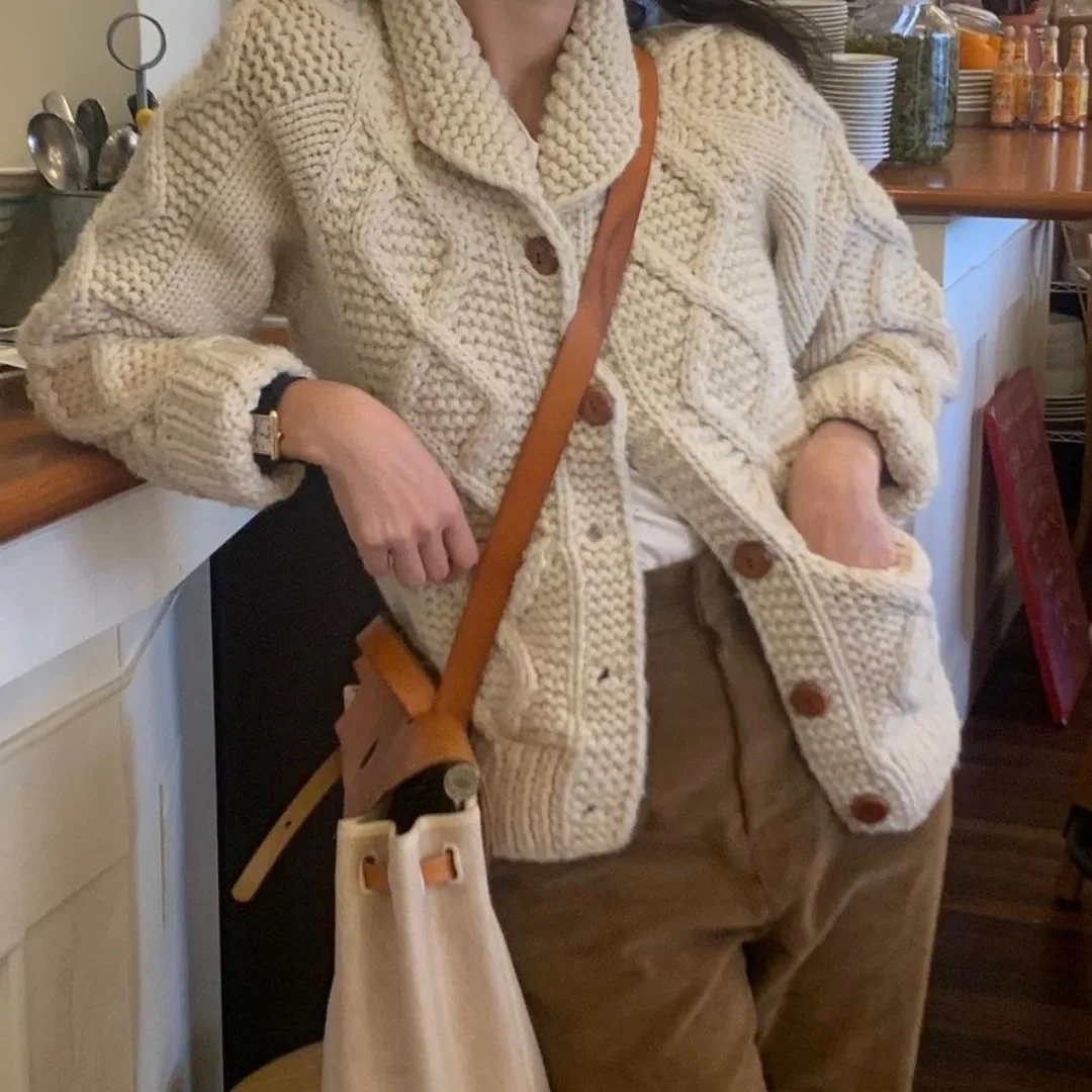 Thiened Knitted Sweater Coat Women's Autumn Winter Vintage Heavy Lapel Button ort Top Lazy Sle Twist Long Sve Coat
Thiened Knitted Sweater Coat Women's Autumn Winter Vintage Heavy Lapel Button ort Top Lazy Sle Twist Long Sve Coat