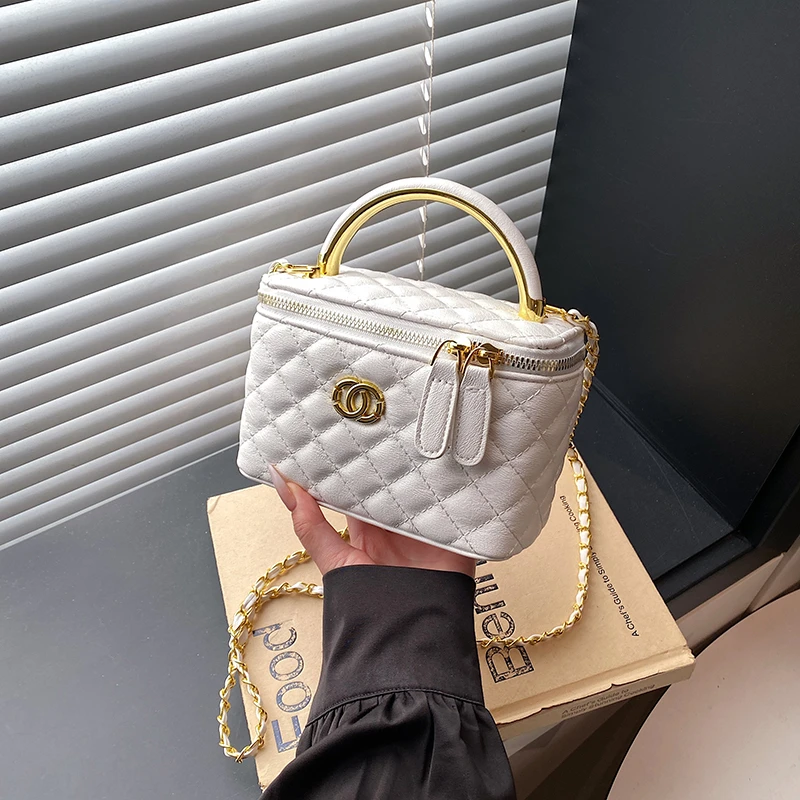 Elegant Luxury Tote Handbag For Women Minimalist Vintage With Letter Logo And Solid Color Business Casual
Elegant Luxury Tote Handbag For Women Minimalist Vintage With Letter Logo And Solid Color Business Casual