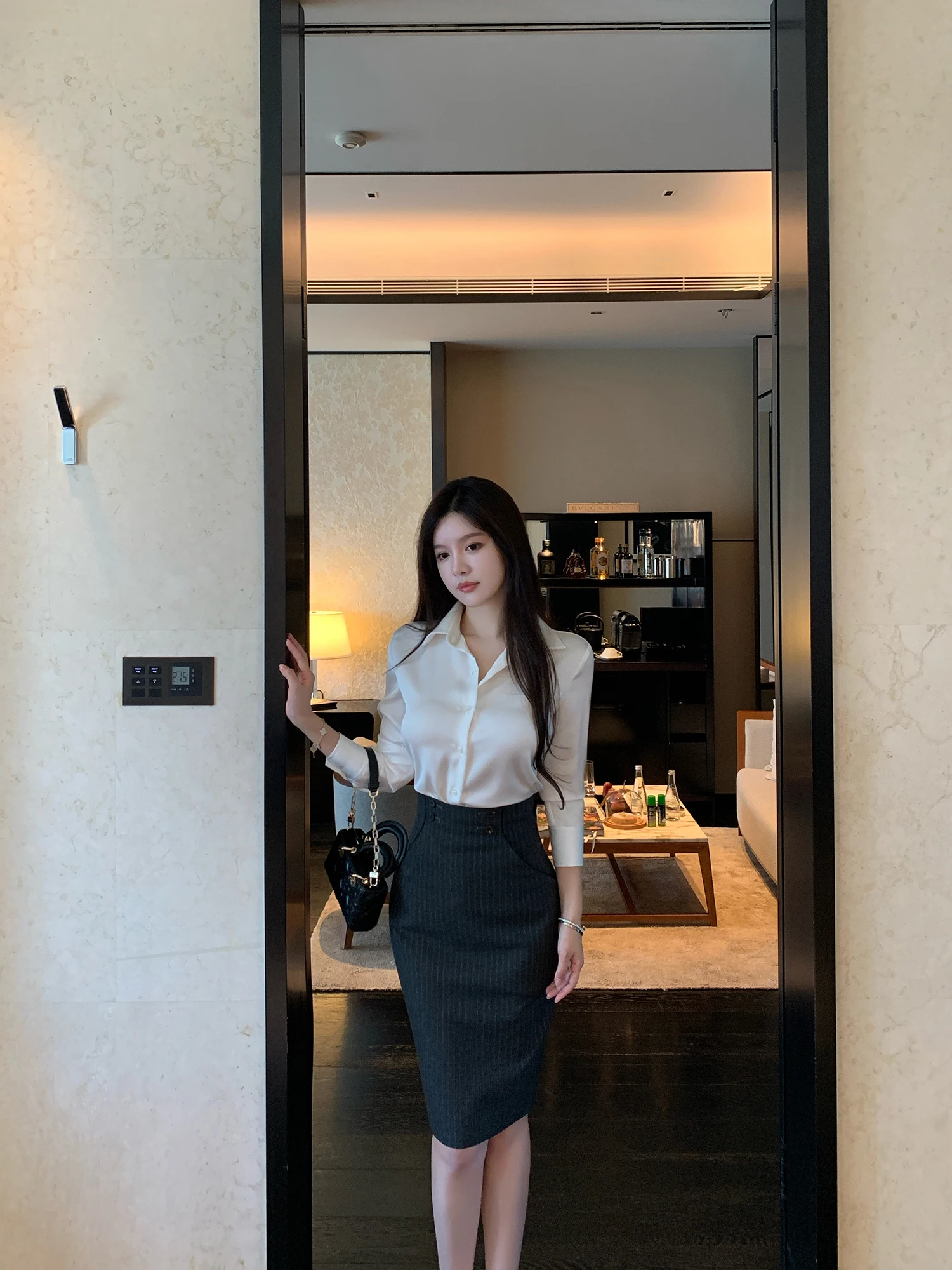 Элегантный комплект из атласной блузки с длинным рукавом и полосатой юбки для женщин: модный осенний наряд высокого качества, роскошный стиль
Элегантный комплект из атласной блузки с длинным рукавом и полосатой юбки для женщин: модный осенний наряд высокого качества, роскошный стиль