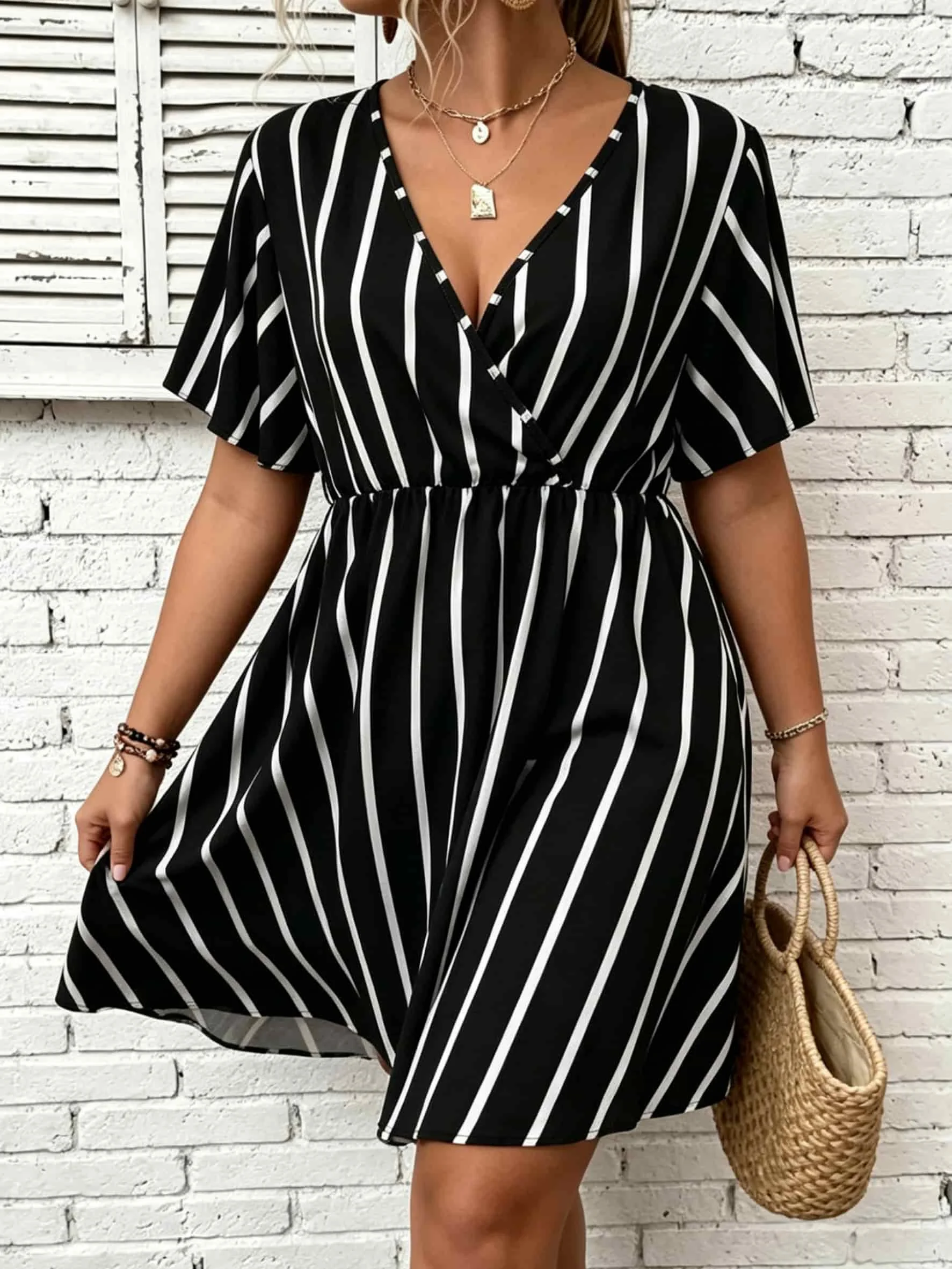 Chic Trendy Short Sleeve V-neck Dress Summer Plus Size Loose Dress Mini Dress Classic Simple Striped A-Line Casual Dresses
Chic Trendy Short Sleeve V-neck Dress Summer Plus Size Loose Dress Mini Dress Classic Simple Striped A-Line Casual Dresses