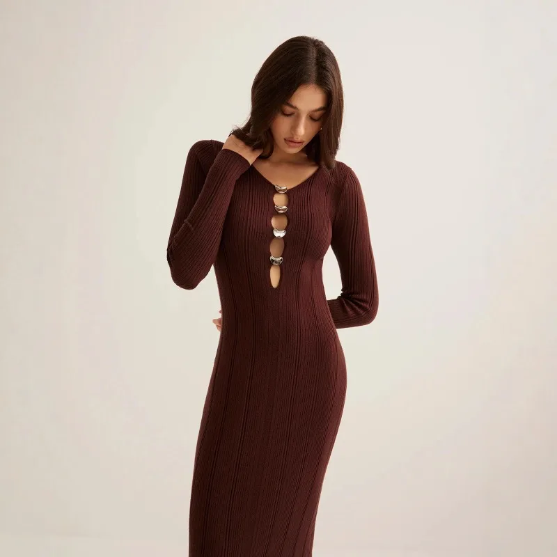Solid V-neck Hollow Out Knit Dress Women Chic Metal Decorative Hip Hugging Full Sleeves Long Dresses 2026 Lady Daily Street Wear
Solid V-neck Hollow Out Knit Dress Women Chic Metal Decorative Hip Hugging Full Sleeves Long Dresses 2026 Lady Daily Street Wear