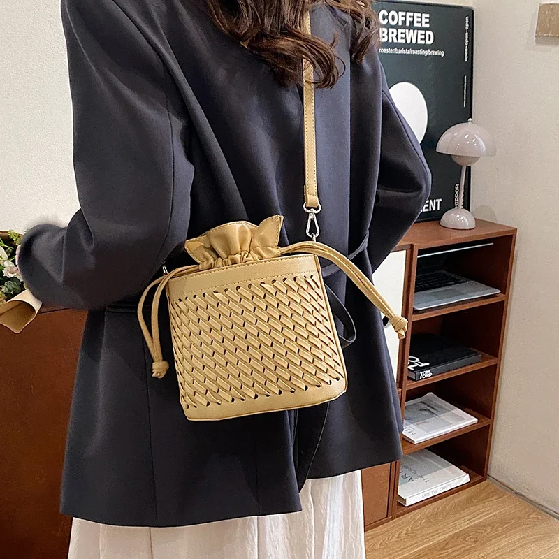 Luxury Brand Inspired Leather Shoulder Bag For Ladies - Durable Crossbody Messenger Bag With Gold-Tone Hardware
Luxury Brand Inspired Leather Shoulder Bag For Ladies - Durable Crossbody Messenger Bag With Gold-Tone Hardware