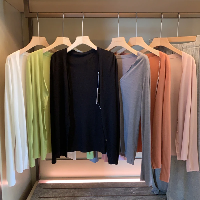 Белый вязаный кардиган с V-образным вырезом из ледяного шелка, женский летний тонкий кардиган с защитой от солнца, свободный топ с длинными рукавами, накидка для кондиционера
Белый вязаный кардиган с V-образным вырезом из ледяного шелка, женский летний тонкий кардиган с защитой от солнца, свободный топ с длинными рукавами, накидка для кондиционера