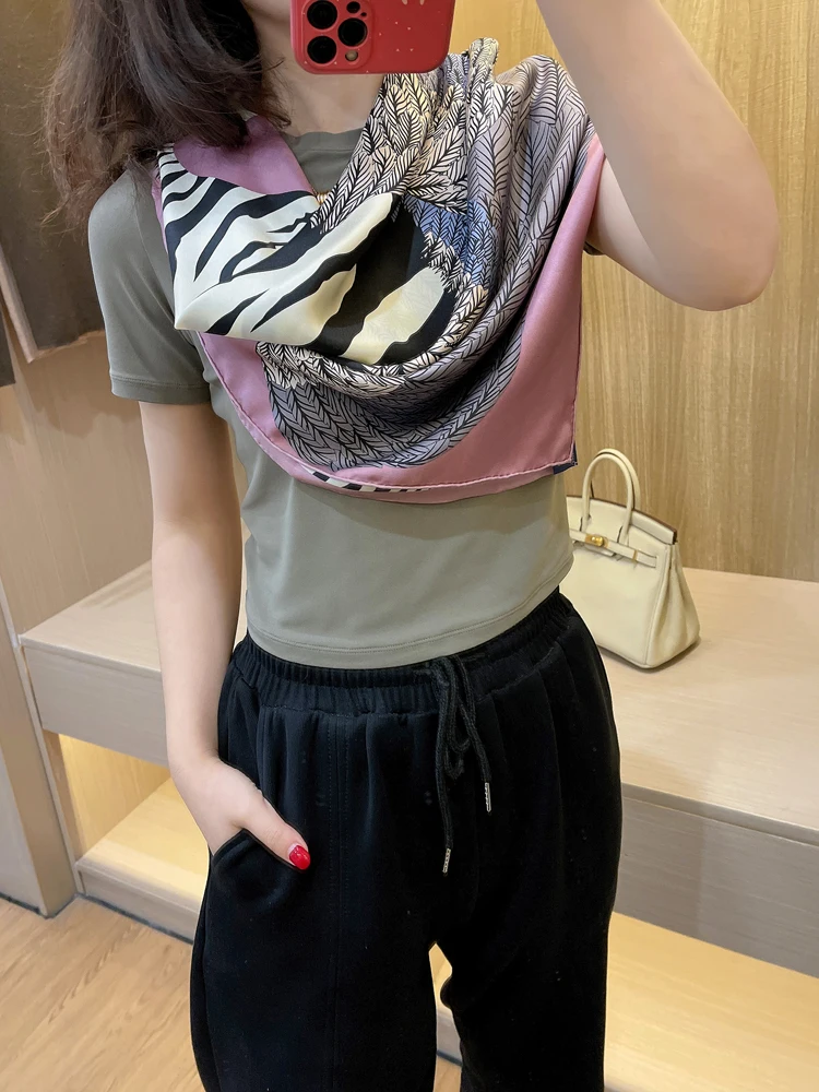 Роскошный дизайнерский саржевый шарф 90 см, квадратные банданы, повязки на роликах, шали для головы, шеи, аксессуары, украшение для пояса, подарок для любовника
Роскошный дизайнерский саржевый шарф 90 см, квадратные банданы, повязки на роликах, шали для головы, шеи, аксессуары, украшение для пояса, подарок для любовника