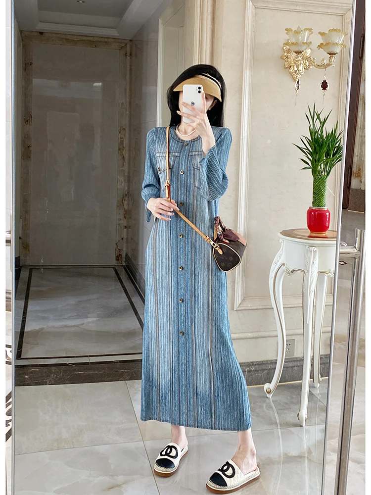 Miyake Pleated Vintage Imitation Denim Printed Button Dress Long Sleeve 2024 Autumn New Fashion Casual Long Dress
Miyake Pleated Vintage Imitation Denim Printed Button Dress Long Sleeve 2024 Autumn New Fashion Casual Long Dress