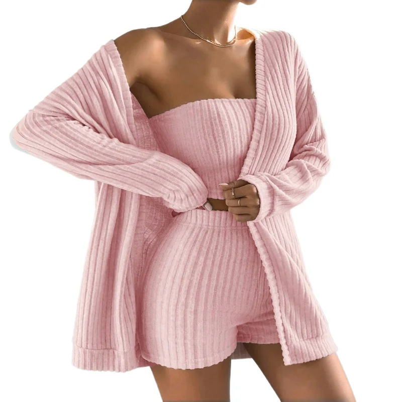 Женский комплект из трех предметов: куртка с длинными рукавами, шорты без бретелек и фланелевая пижама с начесом для ношения дома или снаружи.
Женский комплект из трех предметов: куртка с длинными рукавами, шорты без бретелек и фланелевая пижама с начесом для ношения дома или снаружи.