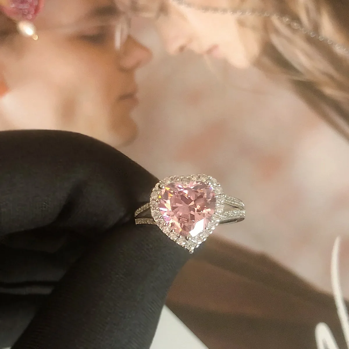 MDLFES Moissan Diamond Style Французский темперамент мода Ruili розовое сердце искусственный турмалин открытое кольцо женское живое источник головы
MDLFES Moissan Diamond Style Французский темперамент мода Ruili розовое сердце искусственный турмалин открытое кольцо женское живое источник головы