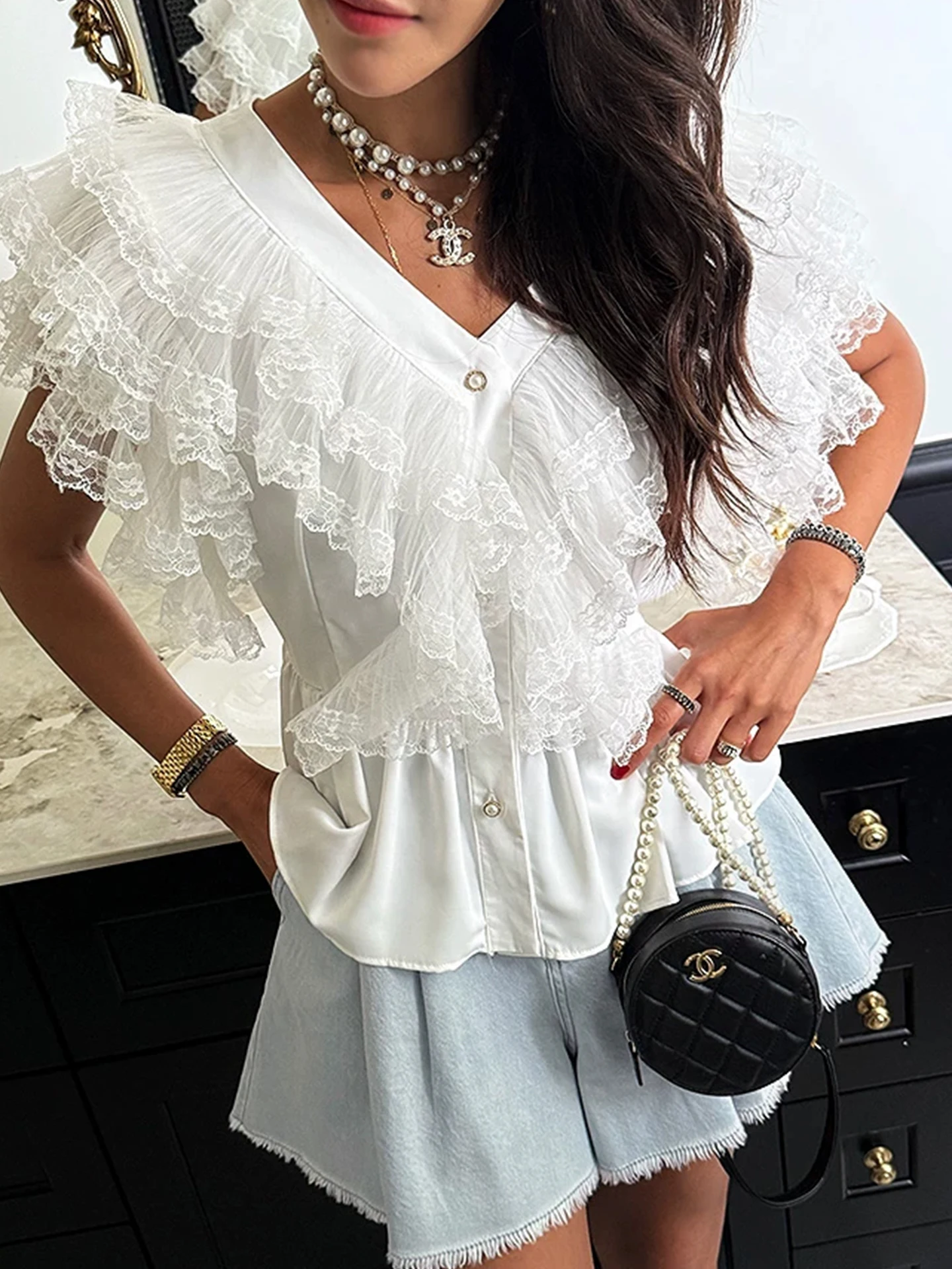 Elegant Lace Trim Shirt Women's Summer Versatile Slimming Single Button High Waist Flounce Sleeve Polyester Fiber V-neck Blouse
Elegant Lace Trim Shirt Women's Summer Versatile Slimming Single Button High Waist Flounce Sleeve Polyester Fiber V-neck Blouse