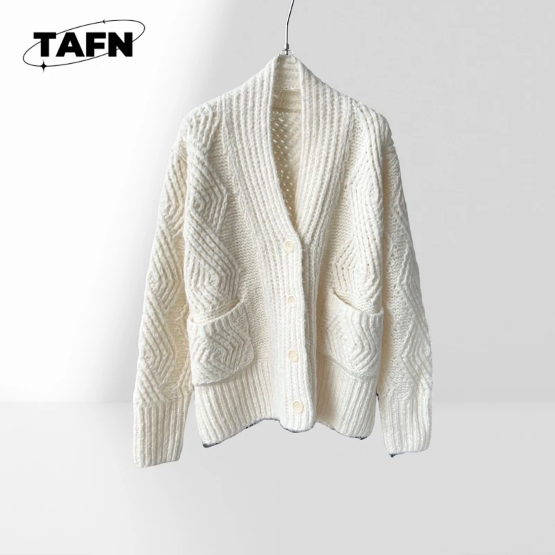 Cardigan Trendy All-Match Exquisite Premium 25 Cashmere Cardigan with Vintage Flair for Keeping Warm in Casual Environments
Cardigan Trendy All-Match Exquisite Premium 25 Cashmere Cardigan with Vintage Flair for Keeping Warm in Casual Environments