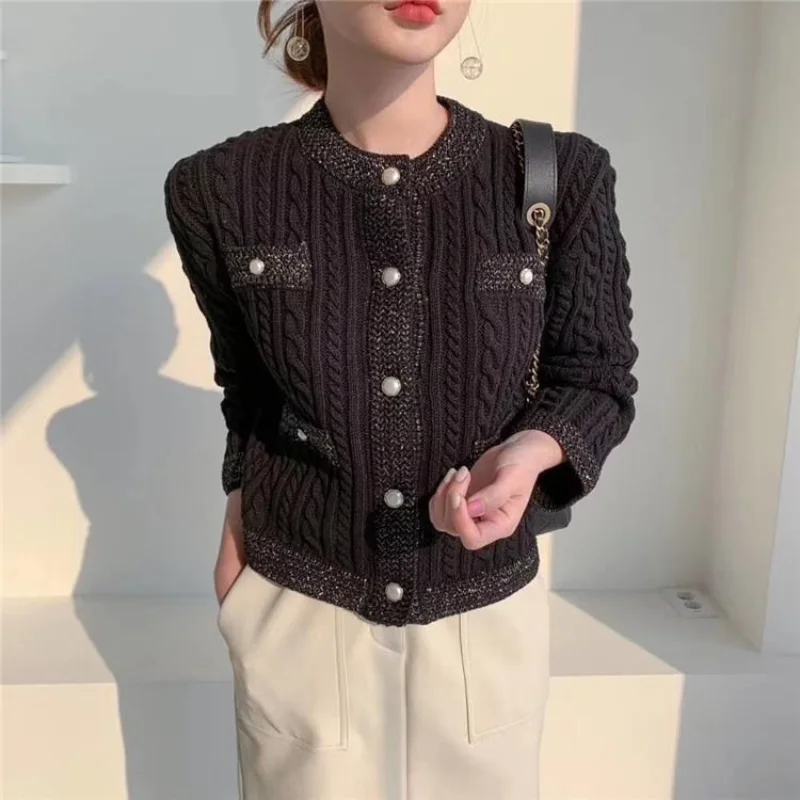 Knitted Cardigan Women's 2025 Autumn and Winter New Stitched Round Neck Button Fashion Solid Color Long Sleeve Top
Knitted Cardigan Women's 2025 Autumn and Winter New Stitched Round Neck Button Fashion Solid Color Long Sleeve Top