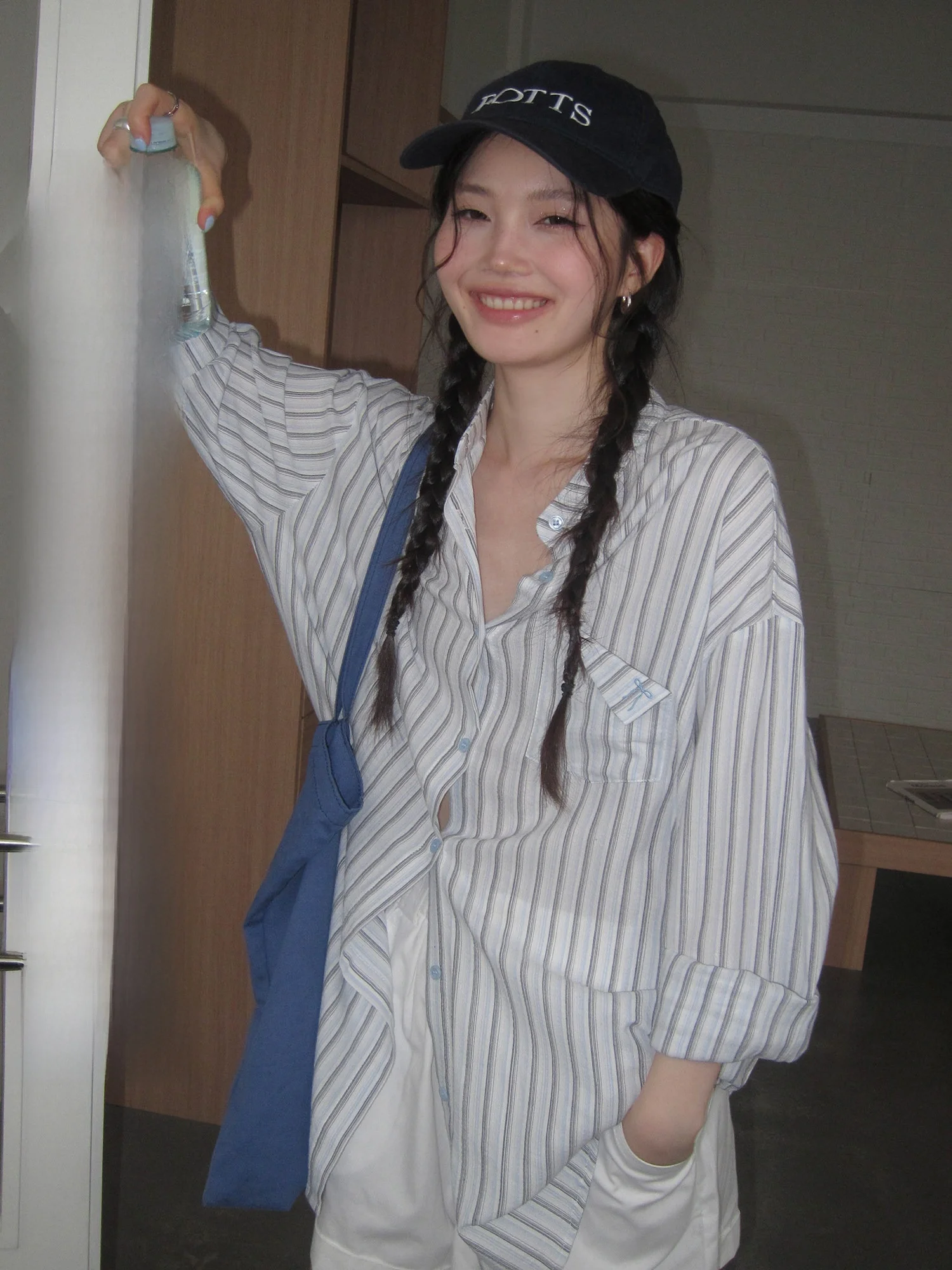 Синяя полосатая свободная женская блузка с длинным рукавом, весна 2026, новый корейский дизайн, дышащая, удобная, модный корейский топ
Синяя полосатая свободная женская блузка с длинным рукавом, весна 2026, новый корейский дизайн, дышащая, удобная, модный корейский топ