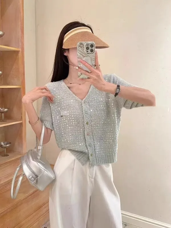 Summer New Sle Women's Loose ort Knitted Cardigan V-Ne Svel Faion Color Button Design Sense Top Bright Sequins
Summer New Sle Women's Loose ort Knitted Cardigan V-Ne Svel Faion Color Button Design Sense Top Bright Sequins