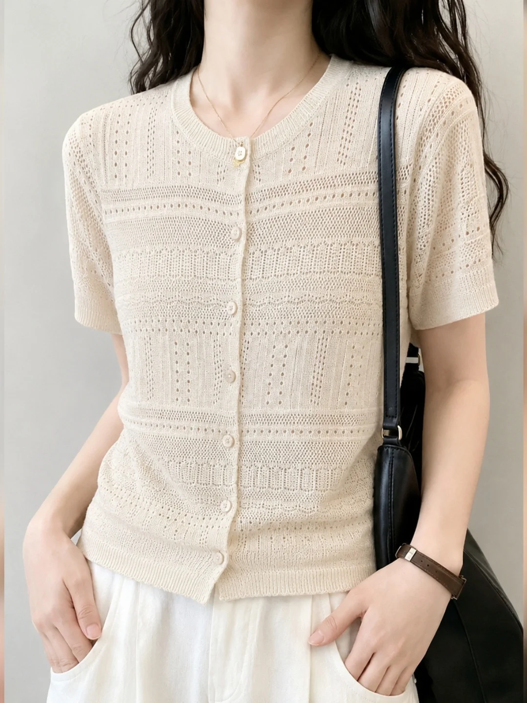 Comfortable Ice Silk Knitted Top Women's Short Sleeve Single Button Design Summer Fashionable Age-Defying Straight Cut Korean...
Comfortable Ice Silk Knitted Top Women's Short Sleeve Single Button Design Summer Fashionable Age-Defying Straight Cut Korean...