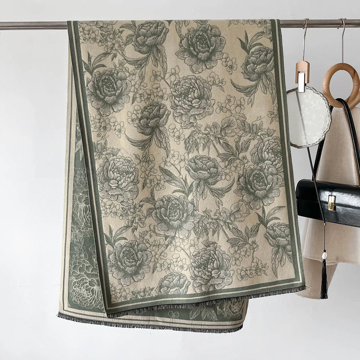 Осень-зима, роскошный женский шарф, двусторонняя шаль с цветочным принтом, модные теплые дизайнерские шарфы, женские кашемировые шарфы с имитацией накидки
Осень-зима, роскошный женский шарф, двусторонняя шаль с цветочным принтом, модные теплые дизайнерские шарфы, женские кашемировые шарфы с имитацией накидки