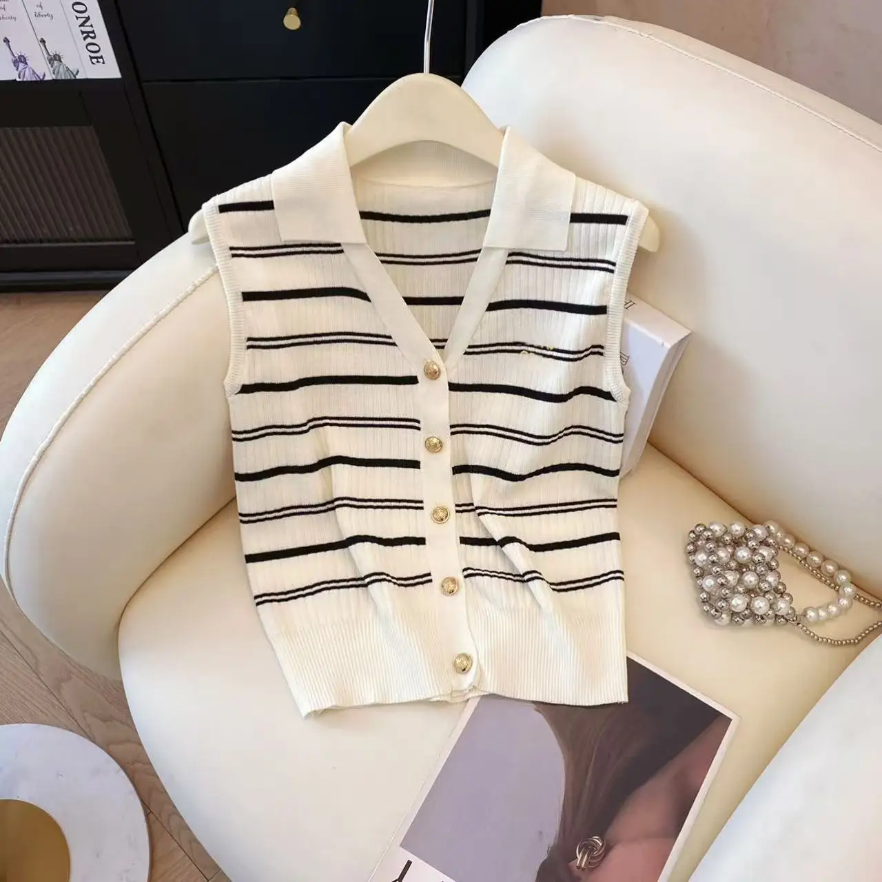 Spring and Summer 2026 New Temperament Contrasting Color Striped Design Knitted Sweater Women's Polo Collar Single-breasted Top
Spring and Summer 2026 New Temperament Contrasting Color Striped Design Knitted Sweater Women's Polo Collar Single-breasted Top