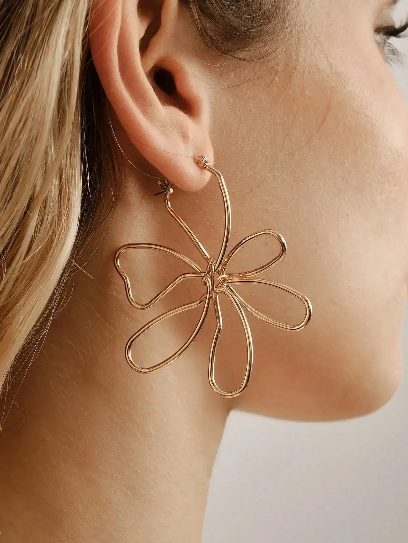 Nocturel 1 Pair Fashionable Minimalist Hollow Flower Asymmetrical Design Earrings For Women, Suitable For Daily, Vacation
Nocturel 1 Pair Fashionable Minimalist Hollow Flower Asymmetrical Design Earrings For Women, Suitable For Daily, Vacation