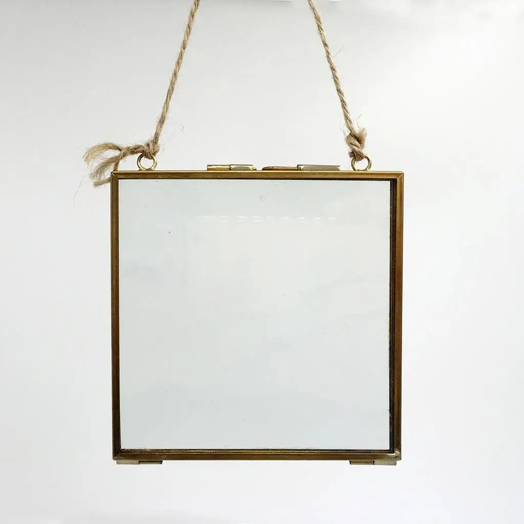 Classic Vintage Glass Brass Photo Picture Frame Hanging Wall Portrait Display Decorative Photo Holder for Living Space
Classic Vintage Glass Brass Photo Picture Frame Hanging Wall Portrait Display Decorative Photo Holder for Living Space