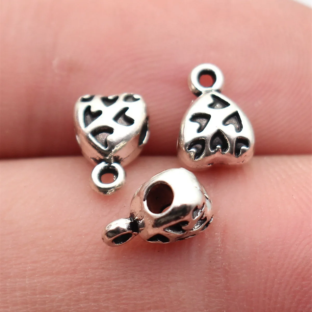 40pcs 8.8x6.1x5mm Antique Silver Color Heart Bail Beads Alloy DIY Jewelry Findings
40pcs 8.8x6.1x5mm Antique Silver Color Heart Bail Beads Alloy DIY Jewelry Findings