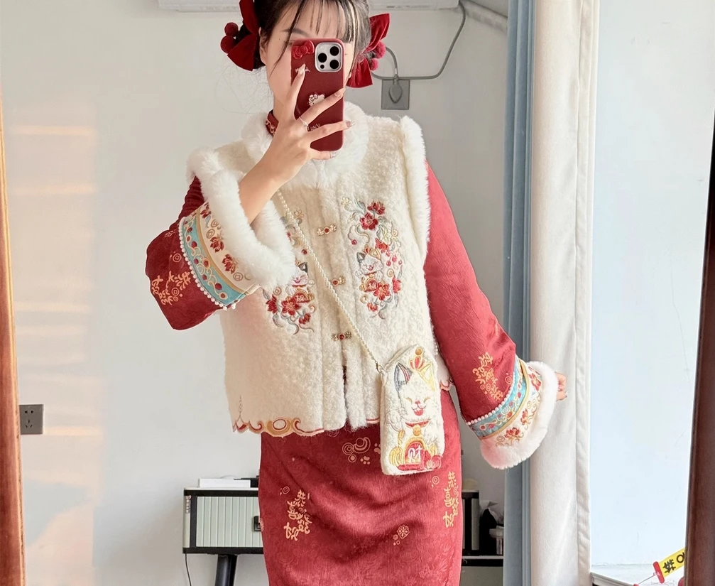 Qipao women's improved New Year's clothing, winter style with added velvet and thick vest, Chinese style and new Chinese style
Qipao women's improved New Year's clothing, winter style with added velvet and thick vest, Chinese style and new Chinese style