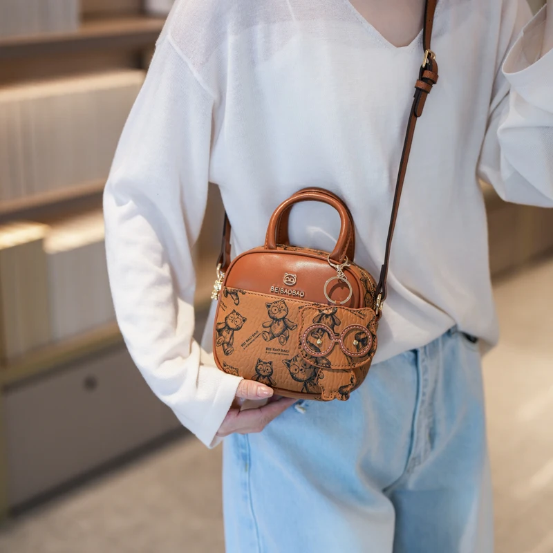 Beibaobao, новинка 2025, женская сумка, сумка через плечо с героями мультфильмов, женская летняя сумка на плечо, женская маленькая сумка для путешествий, сумка для телефона 
Beibaobao, новинка 2025, женская сумка, сумка через плечо с героями мультфильмов, женская летняя сумка на плечо, женская маленькая сумка для путешествий, сумка для телефона