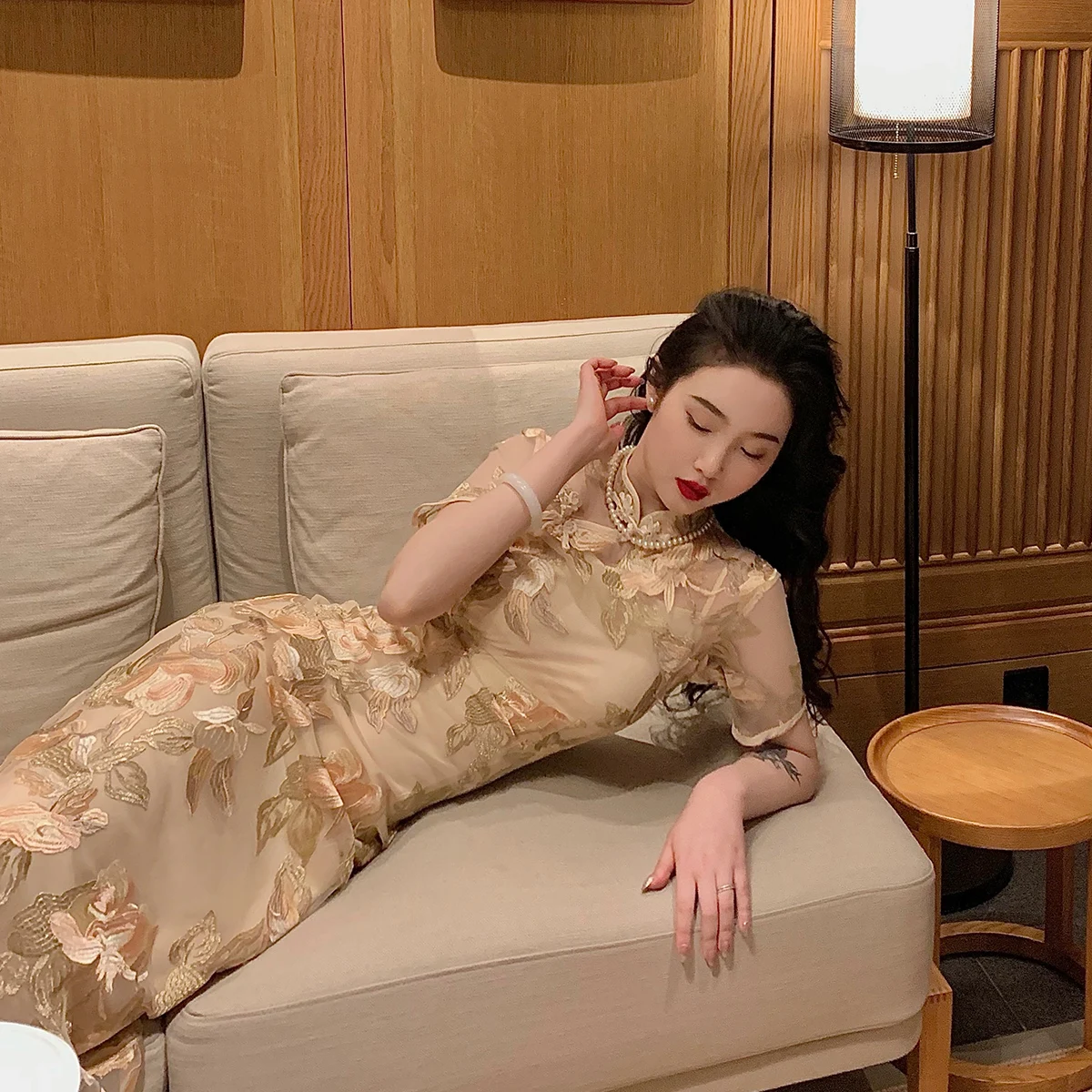 Lu Jin 'Golden Branch Jade Le' Vintage Sle New anghai Girl Republic of China Revised Long Floral Patterned...
Lu Jin 'Golden Branch Jade Le' Vintage Sle New anghai Girl Republic of China Revised Long Floral Patterned...