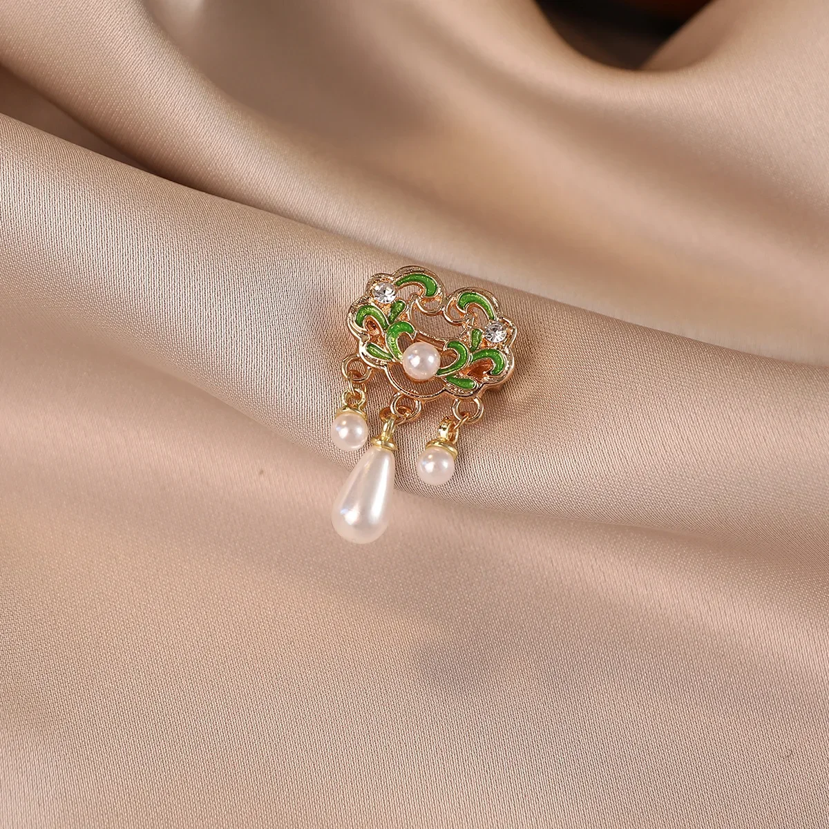 Vintage Chinese-style auspicious cloud longevity lock pearl brooch, high-end light luxury corsage for women, pin accessories for Hanfu and cheongsam
Vintage Chinese-style auspicious cloud longevity lock pearl brooch, high-end light luxury corsage for women, pin accessories for Hanfu and cheongsam